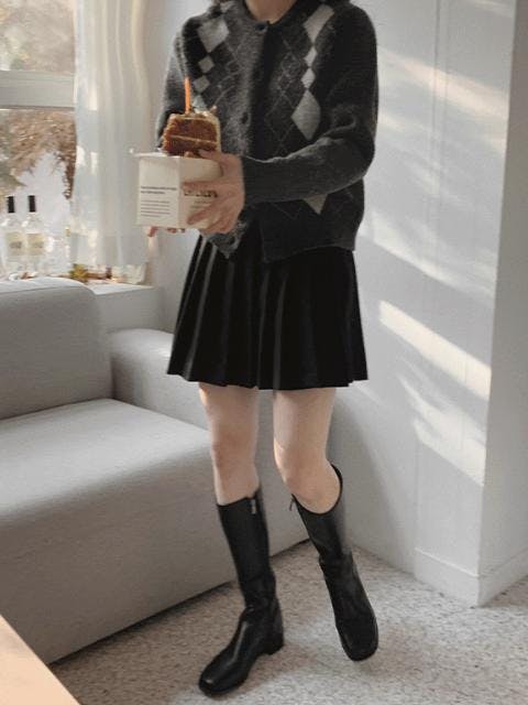 Slowand pleated black skirt